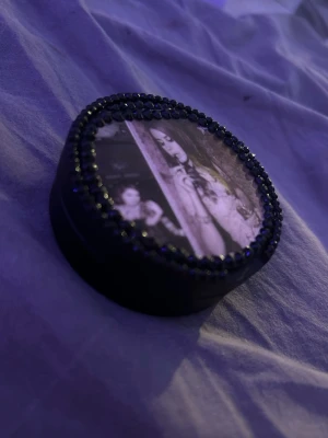 Lana Del Rey Snusdosa - skit snygg lana del rey dosa! den är tom och aldrig använd. ska lägga ut massa fler dosor som jag ska göra framöver<3