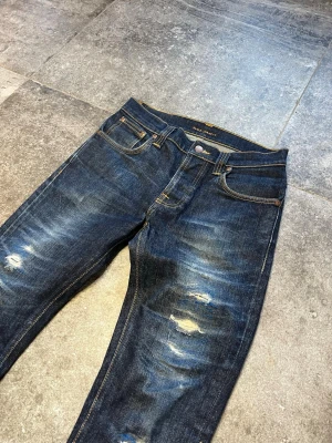 Vintage Nudie Jeans - Grim Tim - tjatjatja! nu säljer jag dessa sjukt feta nudie grim tim i strlk 30/32🫡 dessa har grymt feta slitningar utöver som man inte ser ofta🖖 tveka inte på att skriva ifall ni har frågor 👏