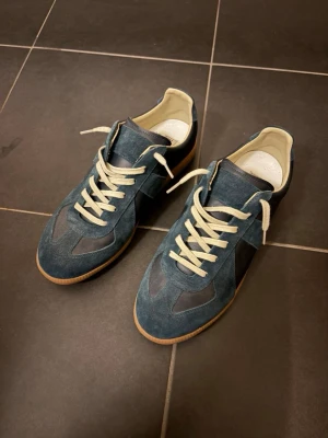 Maison margiela gats - Helt nya mörkblå Maison margiela gats i storlek 43, köpta från nk, kvitto tillkommer samt dustbagsen,  boxen medföljer tyvärr inte, innersulan är 28cm, hojta till vid funderingar!