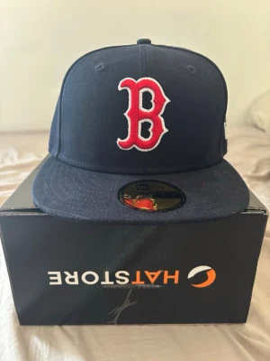 New Era 59FIFTY Boston Red Sox  - Säljer nu min helt nya New Era 59FIFTY Boston Red Sox keps i storlek 7 (55.8cm) När jag köpte den så köpte jag den i fel storlek och glömde lämna till baka den. Köptes på hatstore i somras. Priset kan definitivt diskuteras.  Skriv om du har frågor eller vill ha fler bilder 😊