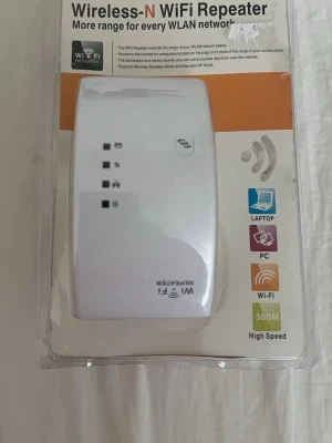 Trådlös WiFi Repeater 300M  - En vit WiFi repeater som förstärker ditt trådlösa nätverk. Kompatibel med 2.4GHz WLAN och stödjer WPA2/WEP. Passar till laptop och PC, ger hög hastighet upp till 300 Mbps. Enkel att installera och har indikatorlampor på framsidan.