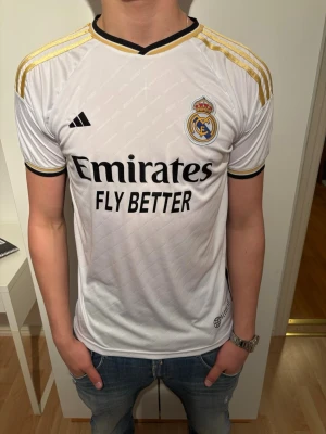 Real Madrid Bellingham matchtröja - Rensar nu mina fotbollströjor i toppskick! Modellen på bilden är 184 och väger 80kg. Bara höra av sig vid frågor eller funderingar!