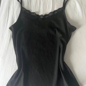 Svart ribbad linnetopp med spets - Säljer pga att den var för stor köpt här plick