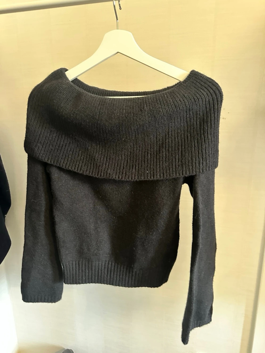 Svart off shoulder stickad tröja - 1