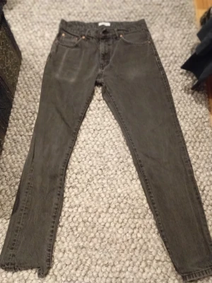 Svarta WoodBrid jeans - Säljer ett par svarta WoodBird jeans med klassisk femficksdesign. Jeansen har en tvättad look och raka ben. Perfekta till en avslappnad stil och passar till det mesta i garderoben. Nypris runt 700. W 29 L 32