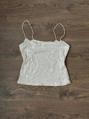 Paljett topp - Paljett topp i en beige/vit färg, strl S
