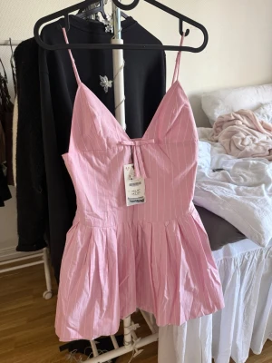 Kort klänning zara - Säljer denna populära slutsålda klänningen från zara. Perfekt nu till sommaren! Nyskick med prislapp! S men passar även xs skulle jag säga!💞 nypris ca 600 kr