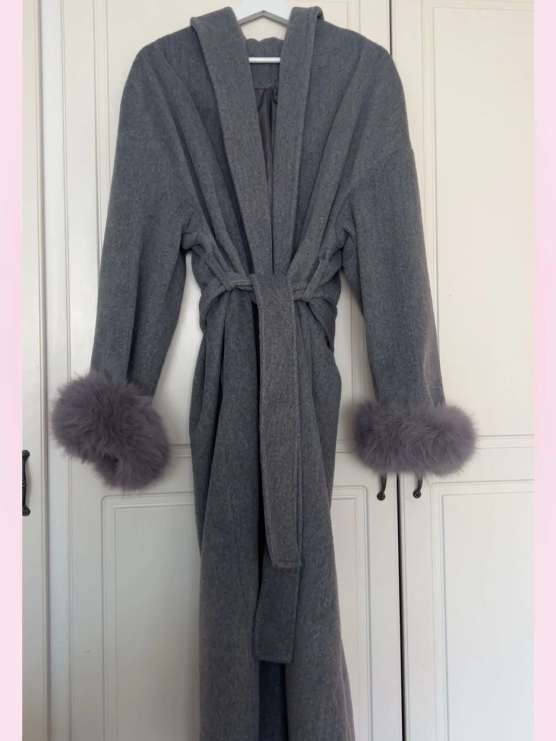 Grå lång kappa med päls arm