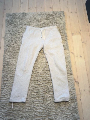 Ljusgrå mjukisbyxor med dragsko - Säljer ett par ljusgrå mjukisbyxor från russemerch. Använd 2 gånger av min pojkvän. Säljer så jag fick dom när jag fyllde år och det var herrmodellen! Stolek s! Pris kan diskuteras! 