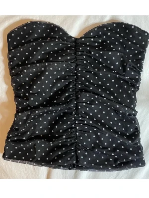 Prickig tubtopp  - Snygg prickig tubtopp från bikbok! Aldrig använd💕