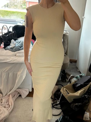 Avora klänning  - Prislappen kvar aldrig använd finns inte o köpa länge , gått upp lite i sömnen där bak men det är enkelt att sy ihop 💞