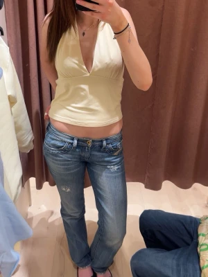 Blå slitna raka jeans - Säljer ett par blå jeans med raka ben och slitna detaljer på framsidan. Jeansen är i storlek 28 och är från DieselIndustry. ÄLSKAR dessa jeans men har tyvärr blivit försmå för mig!💕💕💕