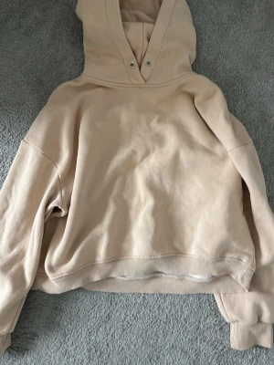 Beige hoodie från lager 157 - Säljer en beige hoodie från lager 157 i storlek M men passar också mig och har S 🥰
