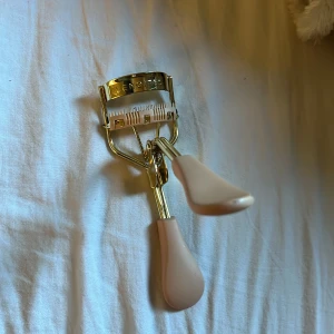 RESERVERAD!! - supersnygg ögonfransböjare från Lenoites,ny pris kostar den 299kr💕💕mycket bra skick bara använd fåtal gånger!!