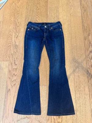 Bootcut jeans från True Religion (Uppsydda) - Säljer dessa super snygga mörkblå bootcut jeansen från True Religion. Tyvärr har de blivit för små för mig nu. Jag lät sy upp de hos skräddare för länge sedan då de var för långa, jag är 162 cm🩷De är i bra skicka, men är något slitna längst ned (inget man tänker på mycket)
