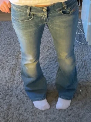 Disel jeans  - Säljer nu mina supersnygga disel jeans med låg midja och utsvända ben. Perfekta nu till våren och sommaren!. Midjemått rakt över=40 cm, innerbenslängden=79/80 cm. Bara att höra av sig om man har några frågor osv!☺️🤩💞