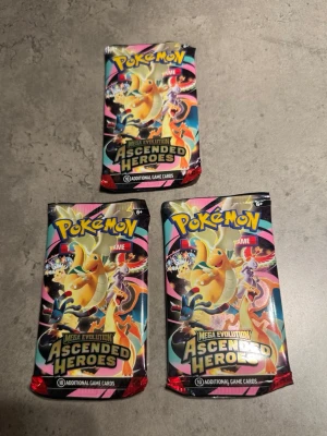 3st Pokémon ”Ascended Heroes” booster packs - Säljer dessa 3st oöppnade ”Ascended Heroes” booster packs!  Skick: Nya & fabriksförseglade