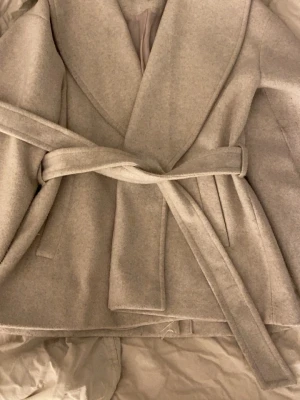 Beige kappa - Beige kappa från vero moda inget sönder mm.