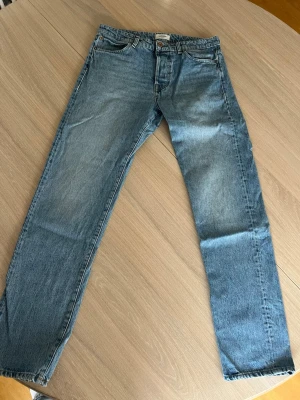 Chris Loose fit blå jeans  - Klassiska blå jeans med rak passform.