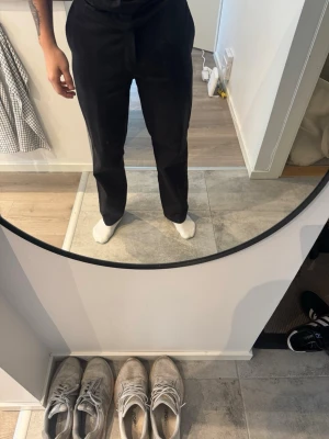 Svarta kostymbyxor med pressveck - Dickies 874 byxor. Svarta. Storlek 30/30, knappt använda, smycket är som nya nästan. Hör av dig om du har frågor;)