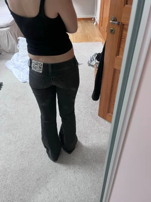 Svarta bootcut jeans från Weekday 25/30 - Säljer dessa jeans då dem inte längre passar. De är ifrån Weekday i storlek 25/30 och är riktigt sköna. Jag skulle säga att dem är i en mörkgrå/svart färg. 💓