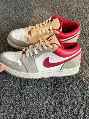 Jordan 1 skor - Hej! Säljer nu dessa sjukt snygga och sällsynta Jordan 1 skorna! Storlek 43 Skick 9/10 Ny pris= 2800 kr Säljs för= 1599 kr