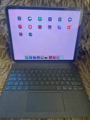 Logitech tangentbordsfodral till iPad - Logitech fodral och tangentbord . Trådlöst och går att använda med eller utan tangentbordet som sitter fast magnetiskt.   Nypris: 2790  Specifikationer:  Kompatibel med (märke) Apple Kompatibel med (modell/serie) iPad Pro 12.9  Mått & vikt Höjd (cm) 22.6 Djup (cm) 1.8 Höjd (inkl. emballage) 28,0 mm Bredd (inkl. emballage) 246,0 mm Djup (inkl. emballage) 292,0 mm Vikt (inkl. emballage) 1082,0 g