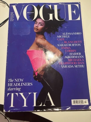 Vogue British Magazine mars 2024 - Säljer ett nummer av Vogue British från mars 2024 med blått omslag och modefotografi. Innehåller artiklar om nya trendsättare, intervjuer och modeinspiration samt annonser från kända varumärken som Yves Saint Laurent. 2 sidor saknas/ har blivit ut rivna