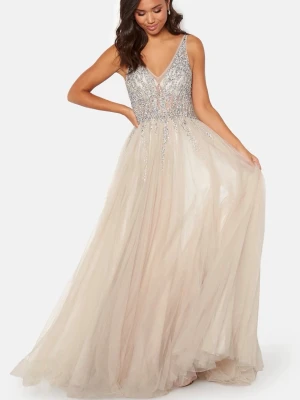Christan Koehlert Sparkling Tulle Dream Dress - Säljer min balklänning från Christian Koehlert som jag hade på min bal 2022💗 Storlek 38, men är insydd i midjan så den passar 36/38 Nypris 5499kr Mitt pris 3000kr, men pris kan diskuteras!💗