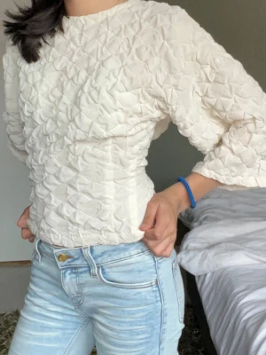 Vit Carin Wester - Den är både skön och snygg, precis som jag oftast brukar välja mina kläder. Den är lätt att para ihop med den typen av byxor man oftast har i sin garderob.  Dom passar också väldigt bra i svarta skinn byxor. 