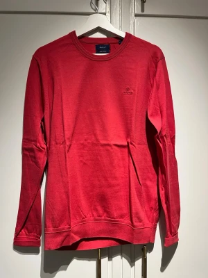 Röd tröja- Gant - En röd tröja från Gant (pullover). Storlek: L. Aldrig använd.