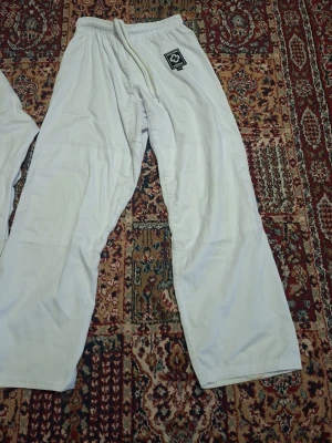 Vit judodräkt PRIS KAN DISKUTERAS!! - Vit judodräkt  Knappt använt. Storlek 150 junior. Beltet är 170cm.  PRIS KAN DISKUTERAS!!