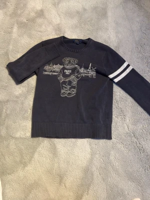 Mörkblå stickad tröja Polo Bear - Svart stickad tröja från Ralph lauren, storlek S passar perfekt för 170 cm lång 