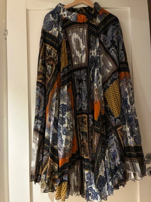 Maxikjol - En lång kjol i chiffong. Har resår i midja, kort underkjol i trikå och lång slits på den ena sidan. Aldrig använd   Från rökfritt hem men vi har hundar.