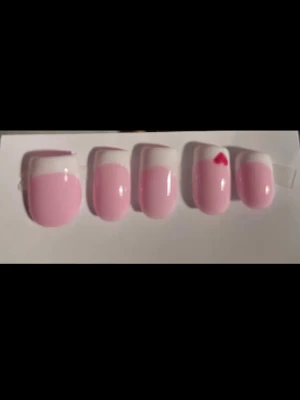 Press-on naglar fransk tip och röd hjärta - Skriv gärna vid frågor eller beställningar, finns i alla storlekar och i kort eller medium längd!!💗💕Lim ingår och de är återanvändbara💖