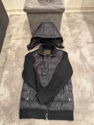 Svart cardigan från Leon Marcel - Snygg svart cardigan från Leon Marcel. Varan är aldrig använd och i nyskick! Passar S