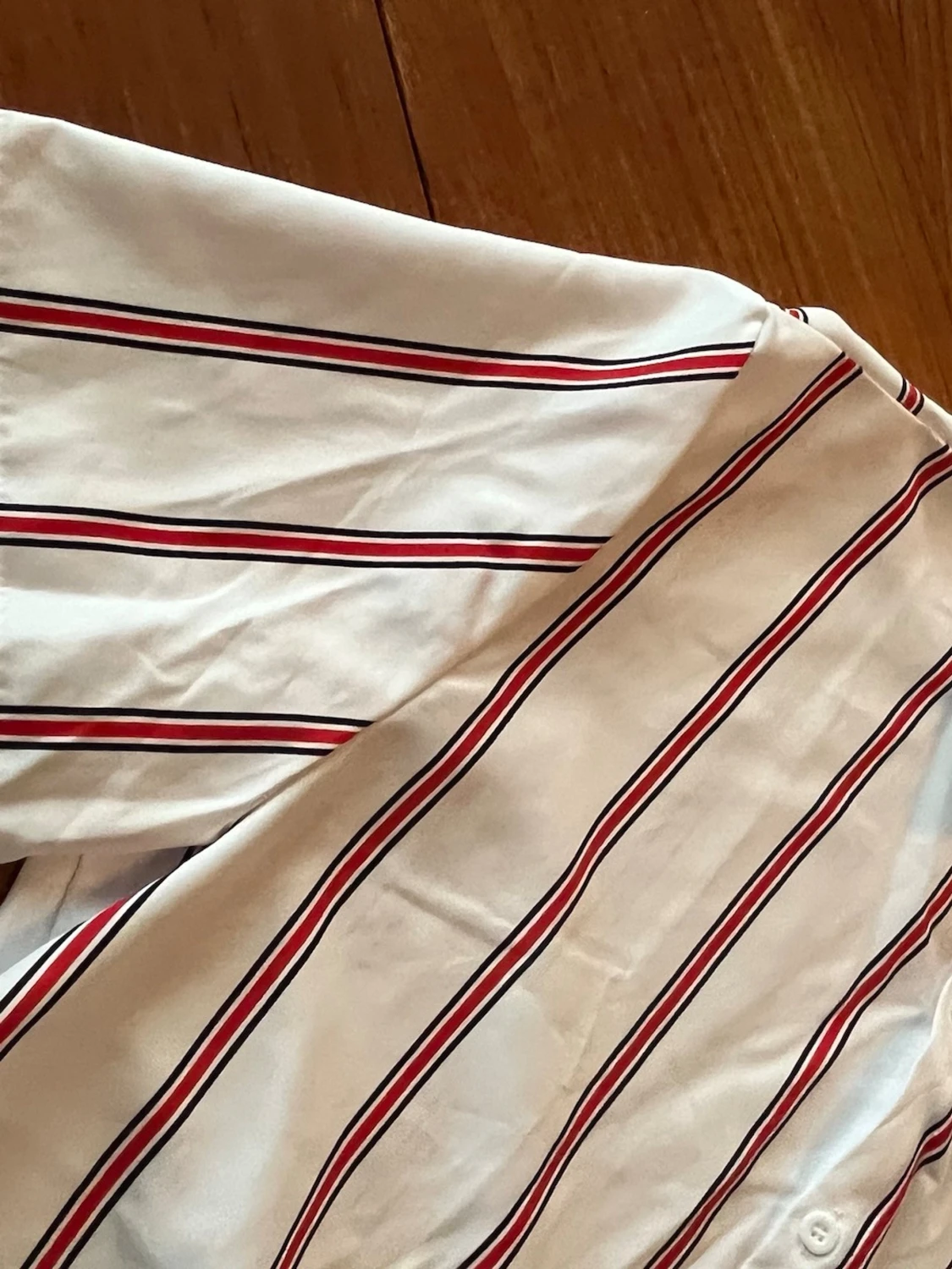 Vit randig skjorta med röda detaljer - 2