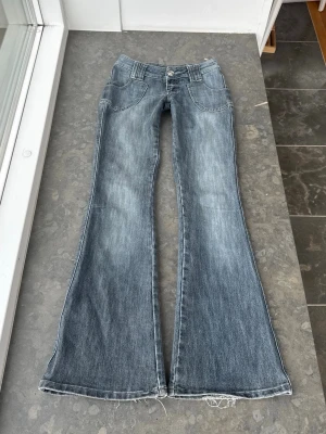 Lågmidjade jeans  - Väldigt snygga jeans som tyvärr inte passar mig och har därför ingen bild på! Midjemått tvärsöver: 34,5cm  men stretch Midjehöjd: 19cm Inerbens längd: 81cm🩷