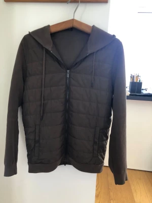 Massimo Dutti cardiganjacka  - Olivgrön cardiganjacka från Massimo Dutti. Perfekt för lager-på-lager och chill stil. Knappt använd, så den är i toppskick. Hör av er vid funderingar!