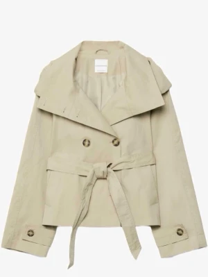 Kort beige trenchcoat med knytskärp - Stilren kort trenchcoat i beige med dubbelknäppning, bred krage och knytskärp i midjan. Jackan har dekorativa knappar vid ärmsluten och klassiska detaljer som axelklaffar och stormflik bak. Perfekt för en trendig och snygg look.