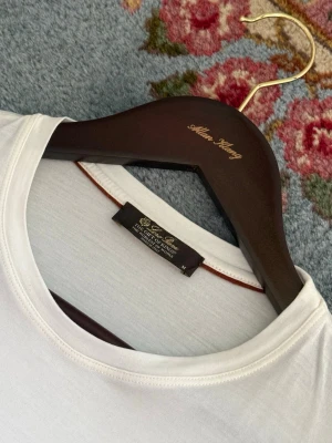 Loro Piana The Gift of Kings Kim T-shirt - Nypris 2200€, 2025 modell. Size M men sitter mer som S. Från hemsidan:                                               Exclusive t-shirt crafted from The Gift of Kings® wool, Loro Piana's unique selection of the finest wool in the world: only 12 microns in diameter. Styled with a classic cut, a refined wardrobe staple for true connoisseurs.
