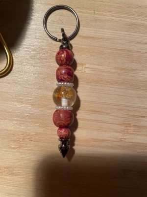 Handgjord nyckelring bohemisk stil träpärlor och blomma   - Handgjord av mig 