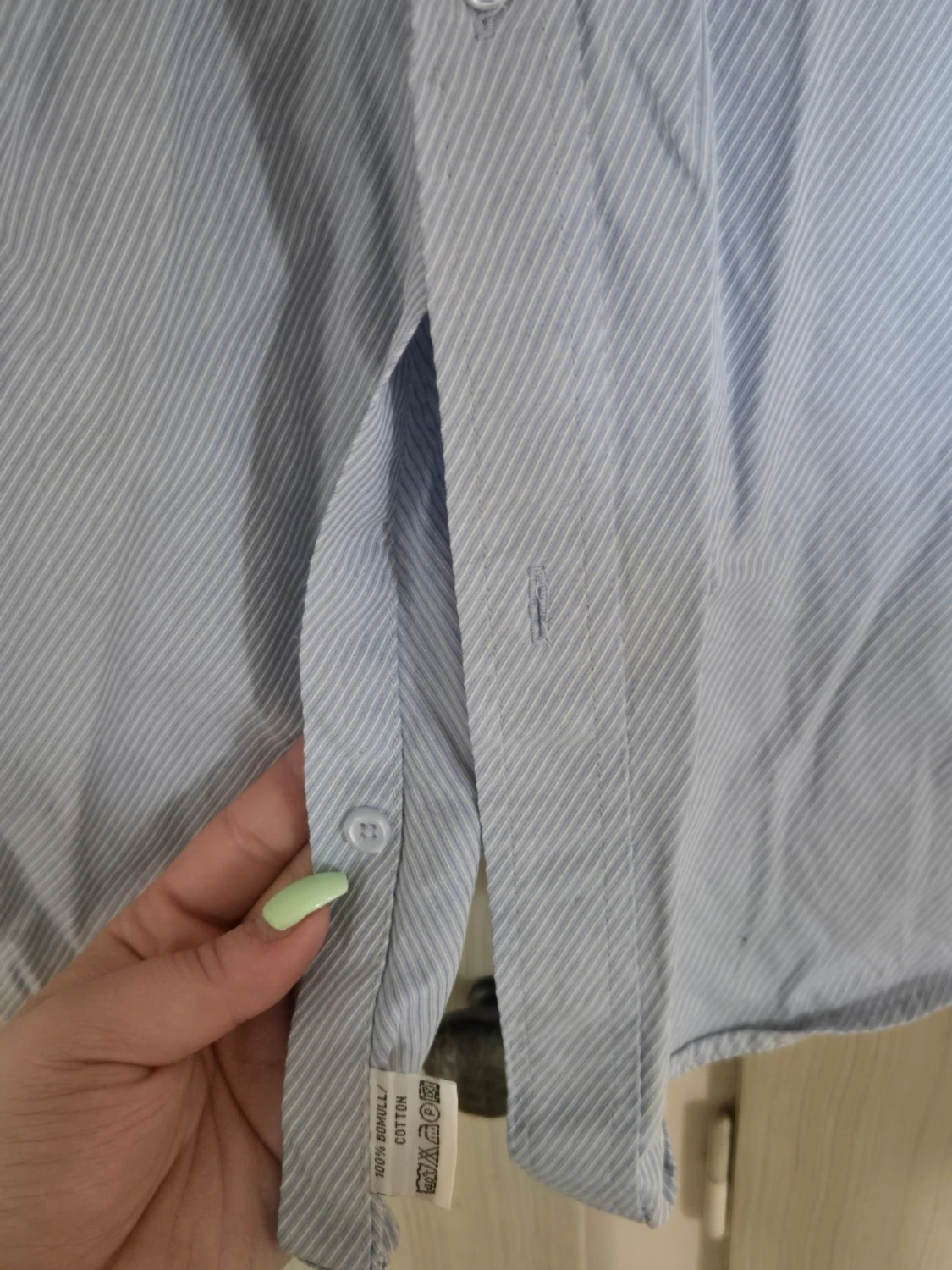 Ljusblå skjorta med diskret mönster - 5