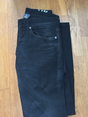 Svarta jeans från Pull&Bear - Säljer dessa feta svarta dondup jeansen! Storlek ser du på bild 2. Använt ett fåtalet gånger pga lite för små i midjan. Passar runt 60-65 kilo! Om du har frågor så är de bara att ställa! 
