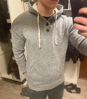 Blå vit stickad hoodie - Väldigt snygg unik blå vit stickad hoodie med knappar vid halsen. Modellen är 180, 74kg. Storlek L men passar även M. Priset kan såklart diskuteras!