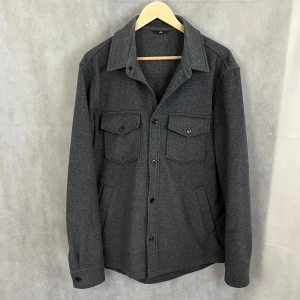 J Lindberg overshirt - Riktigt soft j Lindberg overshirt, storlek L. Modellen är 185. Riktigt fint skick, ungefär som ny. Dock är en knapp sönder men går lätt att laga 