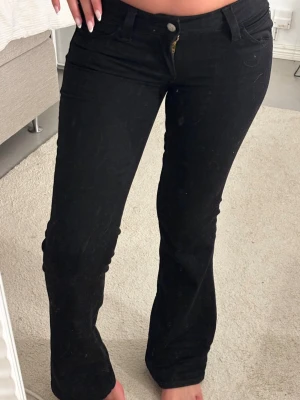 Svarta bootcut jeans - Snygga svarta bootcut jeans med klassisk femficksmodell och låg midja. Jeansen har en smal passform upptill och lätt utsvängda ben. Perfekta till sneakers eller boots för en trendig look. För små för mig💞