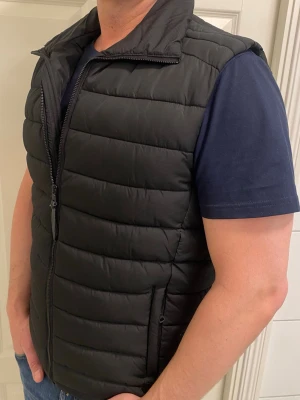 Superdry Väst - Säljer en tvärfet väst ifrån Superdry. -         .         -Varan är i Nyskick , Perfekt för vår/sommar. Storlek L, tveka inte på att höra av dig