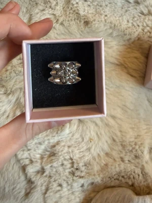 Edblad ring  - Säljer min Edblad ring med nitar då den ej kommer till användning. Den är fint skick och har ej använts så mycket. Storleken på ringen är 16.80mm 
