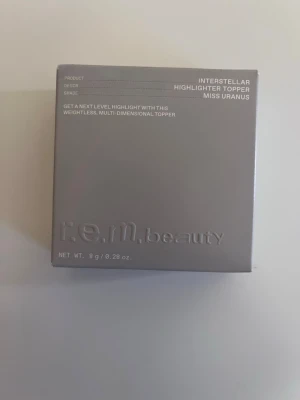 r.e.m. beauty Interstellar Highlighter - Interstellar Highlighter Topper i nyansen Miss Uranus från r.e.m. beauty. Kommer i en stilren, silverfärgad förpackning och innehåller 8 g. Ger en viktlös, multidimensionell glow som verkligen poppar. Perfekt för dig som vill ha extra lyster i din makeup. Säljer pågrund av att det inte var rätt färg för mig😍